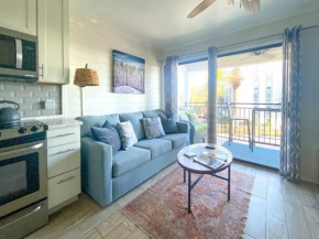 Coastal King Beach Flat Convenient to Everything!